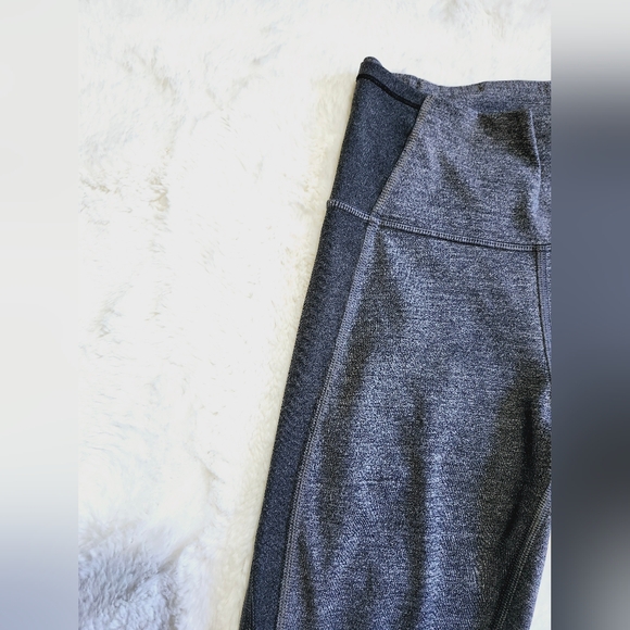 Lululemon Featherlight Tight Size 4. - Picture 15 of 15